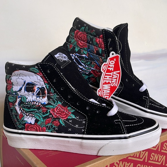 Vans WMNS Sk8-Hi
Rose Skulls Black/True White 
VN0007P6BT
Sneakers - Picture 6 of 16